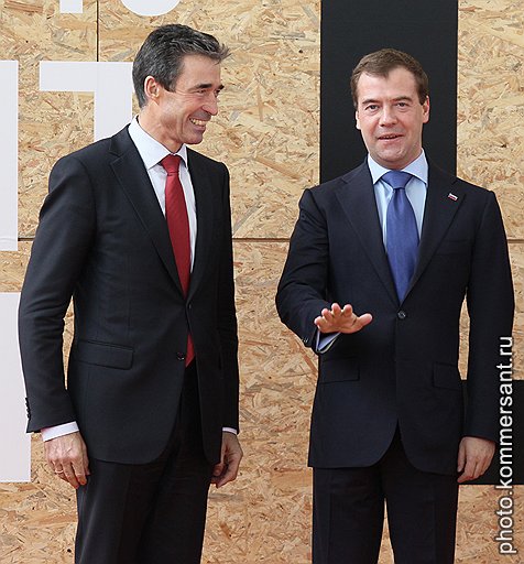 Саммит Россия - НАТО в Лиссабоне. Генеральный секретарь НАТО Андерс Фог Расмуссен (слева) и президент России Дмитрий Медведев (справа) на церемонии встречи перед началом заседания Совета Россия-НАТО