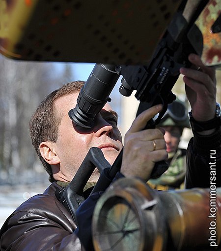 Если НАТО откажется развивать совместную с РФ систему ПРО, Дмитрий Медведев готов пожертвовать своим главным внешнеполитическим успехом и вывести Россию из договора СНВ