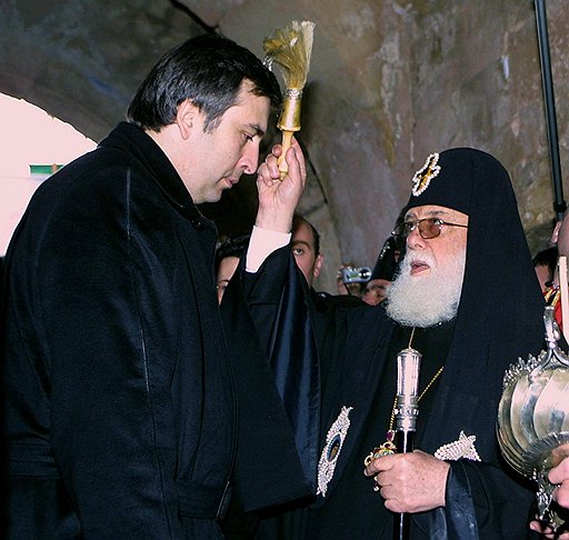 Принятие поправок к гражданскому кодексу, уравнивающих в правах все религиозные конфессии, сделало патриарха Грузинской православной церкви Илию II (справа) смертельным врагом президента Грузии Михаила Саакашвили (слева)