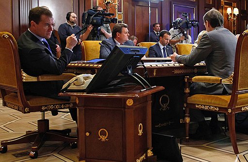 В ходе совещания Дмитрий Медведев сверял ход исполнения поручений в своем компьютере и отчитывал министра обороны по видеосвязи