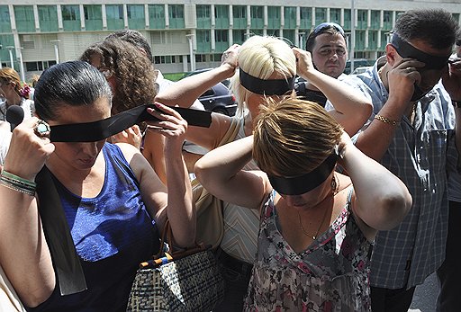 Грузинские журналисты провели акцию протеста у здания следственного изолятора МВД — они стояли, взявшись за руки, с фотоаппаратами на шее и завязанными глазами. Журналисты не верят в то, что их коллеги — Зураб Курцикидзе, Георгий Абдаладзе и Ираклий Геденидзе — шпионили в пользу России 