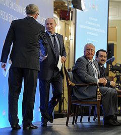 Президент Российского союза промышленников и предпринимателей (РСПП) Александр Шохин, председатель правительства России Владимир Путин, премьер-министр Республики Беларусь Михаил Мясникович и премьер-министр Казахстана Карим Масимов на конференции деловых кругов под названием "От Таможенного союза к Единому экономическому пространству: интересы бизнеса" в "Hotel National, a Luxury Collection Hotel"