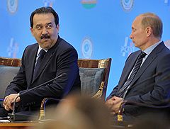 Премьер-министр Казахстана Карим Масимов (слева) и председатель правительства России Владимир Путин (справа) на конференции деловых кругов под названием "От Таможенного союза к Единому экономическому пространству: интересы бизнеса" в "Hotel National, a Luxury Collection Hotel"