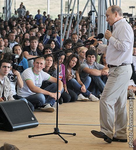 Председатель правительства России Владимир Путин во время встречи с участниками всероссийскиого молодежного образовательного форума &amp;quot;Селигер-2011&amp;quot;