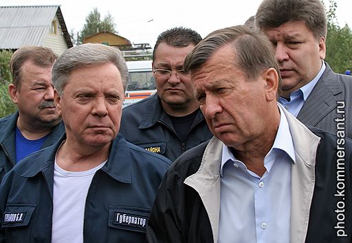 Губернатор Московской области Борис Громов (слева) и первый заместитель председателя правительства России Виктор Зубков (справа) во время выездной инспекции на востоке Московской области