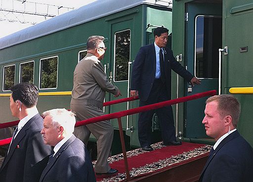 Информация о визите северокорейского лидера Ким Чен Ира появилась на сайте Кремля вскоре после того, как его бронепоезд пересек госграницу между КНДР и РФ. Вчера утром высокий гость побывал на Бурейской ГЭС и продолжил свой путь по направлению к Улан-Уде 