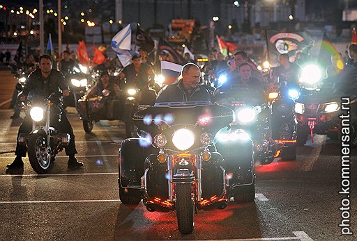 Председатель правительства России Владимир Путин (в центре) на XVI международном шоу мотоциклистов &amp;quot;Эпилог&amp;quot;