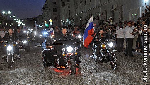 Председатель правительства России Владимир Путин (в центре) и лидер байкерского клуба &amp;quot;Ночные волки&amp;quot; Александр &amp;quot;Хирург&amp;quot; Залдостанов (справа) на XVI международном шоу мотоциклистов &amp;quot;Эпилог&amp;quot;