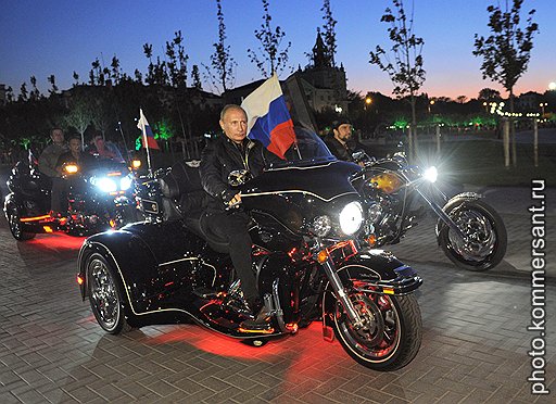 Председатель правительства России Владимир Путин (слева) и лидер байкерского клуба &amp;quot;Ночные волки&amp;quot; Александр &amp;quot;Хирург&amp;quot; Залдостанов (справа) на XVI международном шоу мотоциклистов &amp;quot;Эпилог&amp;quot;