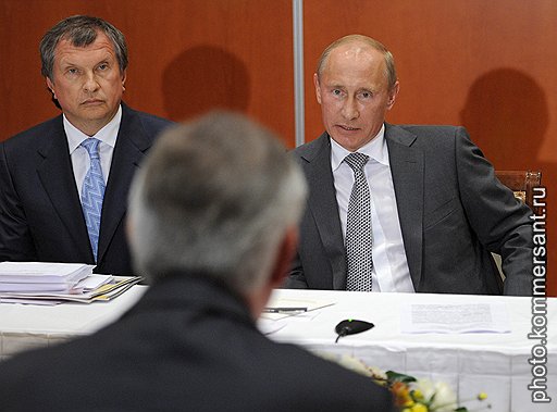 Председатель правительства России Владимир Путин (справа) и его заместитель Игорь Сечин (слева) на встрече с руководством компании ExxonMobil 