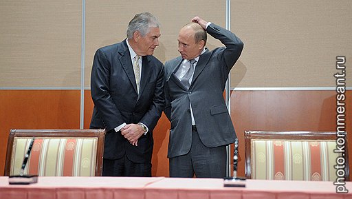 Президент, председатель совета директоров компании ExxonMobil Рекс Тиллерсон (слева) и председатель правительства России Владимир Путин (справа) на церемонии посписания соглашения о сотрудничестве между нефтяными компаниями &amp;quot;Роснефть&amp;quot; и американской ExxonMobil 
