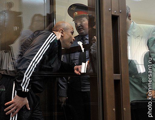 Обвиняемый по уголовному делу об организации &amp;quot;ореховской&amp;quot; преступной группировки Марат Полянский (слева) во время оглашения приговора в Московском городском суде