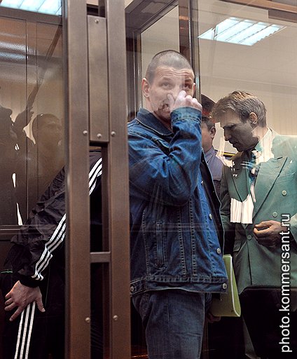 Обвиняемый по уголовному делу об организации &amp;quot;ореховской&amp;quot; преступной группировки Сергей Буторин (слева) во время оглашения приговора в Московском городском суде
