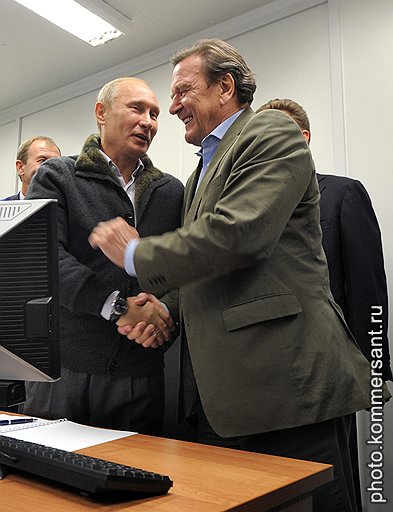 Председатель правительства России Владимир Путин (второй слева) и бывший канцлер ФРГ Герхард Шредер (справа) во время встречи на газокомпрессорной станции &amp;quot;Портовая&amp;quot;