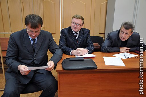 Суд определил экс-губернатора Тульской области Вячеслава Дудку (слева) под домашний арест по месту его нынешнего жительства  — в деревне Хомяково Тульской области