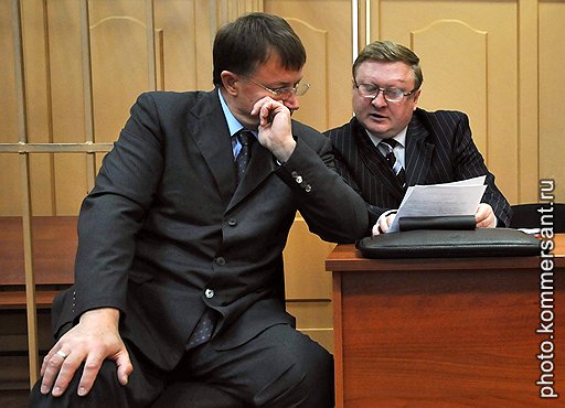 Бывший губернатор Тульской области Вячеслав Дудка (слева) и его адвокат Владимир Жеребенков (справа) во время заседания Басманного суда. В отношении Вячеслава Дудки возбуждено уголовное дело по обвинению во взяточничестве