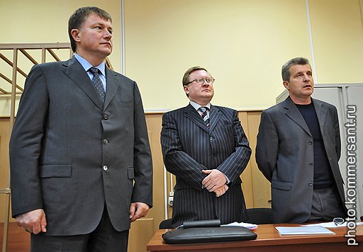 Бывший губернатор Тульской области Вячеслав Дудка (слева) и его адвокат Владимир Жеребенков (в центре) во время заседания Басманного суда. В отношении Вячеслава Дудки возбуждено уголовное дело по обвинению во взяточничестве
