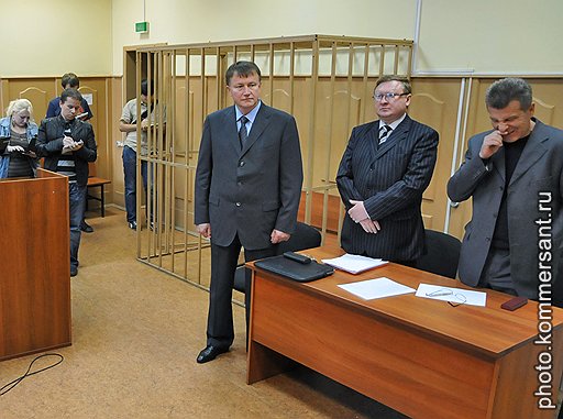 Бывший губернатор Тульской области Вячеслав Дудка (в центре) и его адвокат Владимир Жеребенков (второй справа) во время заседания Басманного суда. В отношении Вячеслава Дудки возбуждено уголовное дело по обвинению во взяточничестве