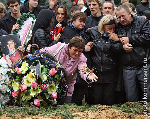 Похороны погибших в авиакатастрофе хоккеистов команды &amp;quot;Локомотив&amp;quot; (Ярослвавль) прошли на Леонтьевском кладбище