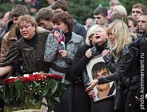 Похороны погибших в авиакатастрофе хоккеистов команды &amp;quot;Локомотив&amp;quot; (Ярослвавль) прошли на Леонтьевском кладбище
