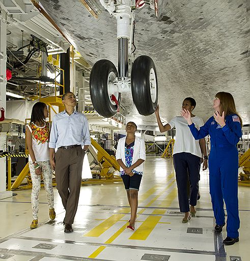 Барак Обама снова заинтересовался космосом (на фото: президент США с семьей посещает Космический центр имени Кеннеди)