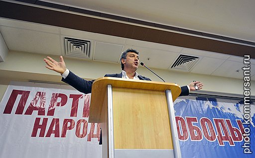 Борис Немцов вместе со своими соратниками призвал избирателей «поставить крест на воровской вертикали»