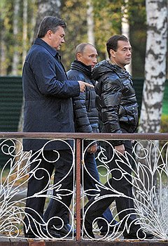 Слева направо: президент Украины Виктор Янукович, председатель правительства России Владимир Путин и президент России Дмитрий Медведев