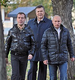 Слева направо: президент России Дмитрий Медведев, президент Украины Виктор Янукович и председатель правительства России Владимир Путин