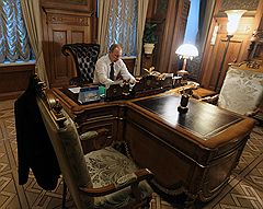 Владимир Путин в своем рабочем кабинете в Доме приемов правительства России
