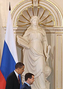 Президент США Барак Обама (слева) и президент России Дмитрий Медведев (справа)