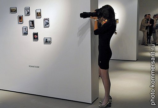 Девушка фотограф на церемонии открытия выставки фотографа Сергея Браткова Collecti@n