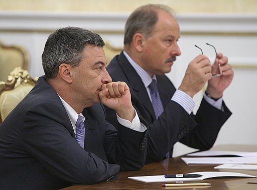 Возглавляемый Владимиром Дмитриевым (справа) ВЭБ готовится из основного кредитора Газпромбанка (слева — председатель правления Андрей Акимов) стать одним из его основных акционеров