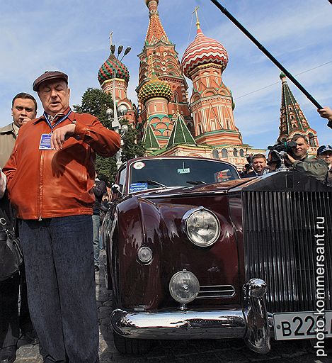 Владимир Ресин (слева) во время автопробега раритетных автомобилей &quot;Дорога созидания&quot;