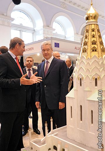 Сергей Собянин (справа) на церемонии открытия Международного форума по реставрации и сохранению памятников &quot;DENKMAL - Москва 2011&quot;