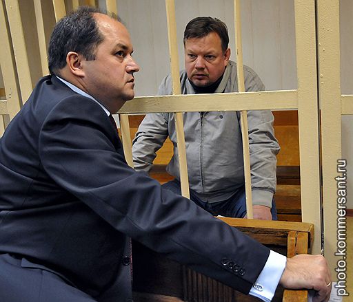 Бывший чиновник Федеральной миграционной службы России Андрей Демидов (справа), задержанный по подозрению в крупном мошенничестве