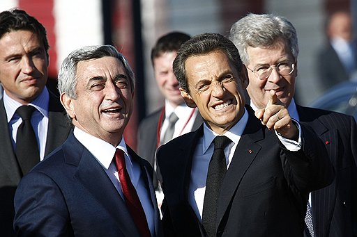 В Ереване глава Франции Никола Саркози (справа) указал Турции на возможные последствия непризнания геноцида армян (слева — президент Армении Серж Саргсян)