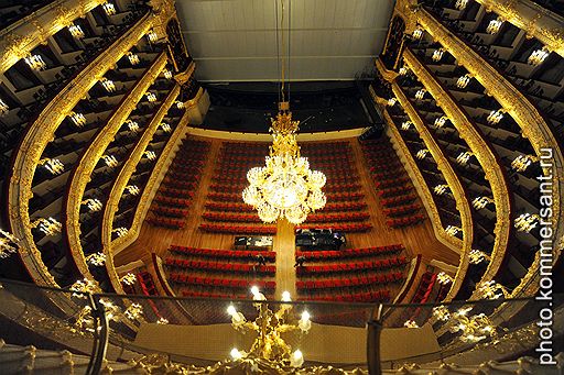 Архитектор Альберто Кавос, заботясь об акустическом совершенстве Большого, выстроил его зрительный зал таким образом, чтобы он напоминал по форме корпус скрипки, рассеченный поперек