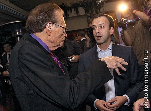 Американский телеведущий Ларри Кинг (слева) и помощник президента России Аркадий Дворкович (справа) на ужине в клубе Soho Rooms