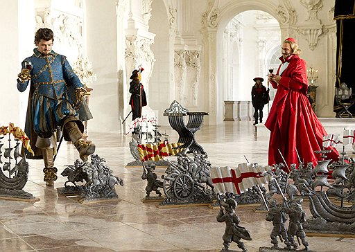 Сюжет фильма строится на изобретении оружия нового типа — цеппелинов, которые кардинал Ришелье (справа, Кристоф Вальц) хочет поставить на вооружение армии французского короля (слева, Фредди Фокс)