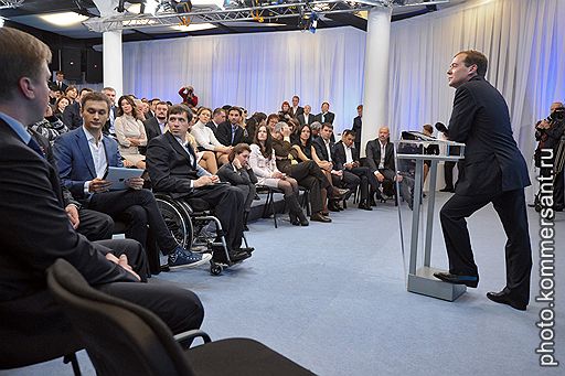Президент России Дмитрий Медведев (справа) на встрече со сторонниками в центре &amp;quot;Digital October&amp;quot;