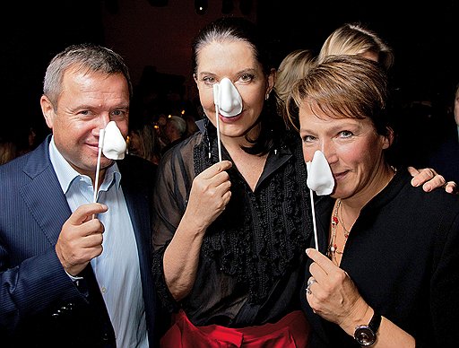 Марина Абрамович (в центре) оставила Валентина и Татьяну (справа) Юмашевых с собственным носом
