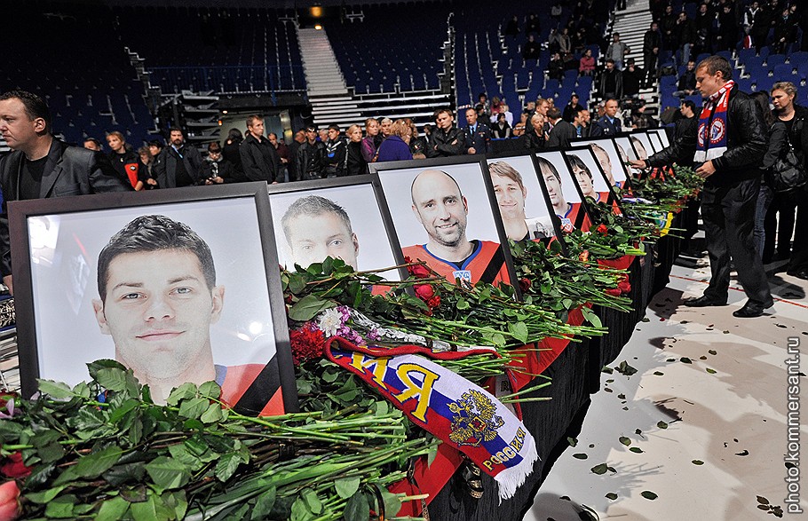 Церемония прощания с погибшими в авиакатастрофе хоккеистами команды &amp;quot;Локомотив&amp;quot; (Ярослвавль) прошла в ледовом доврце спорта &amp;quot;Арена 2000&amp;quot; в Ярославле