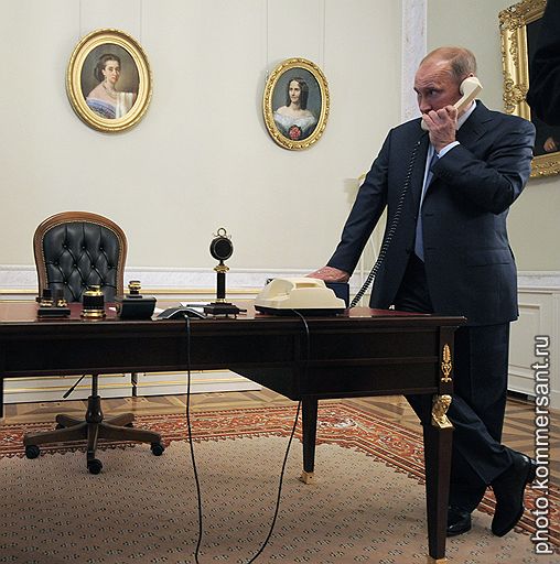Председатель правительства России Владимир Путин в рабочем кабинете Константиновского дворца