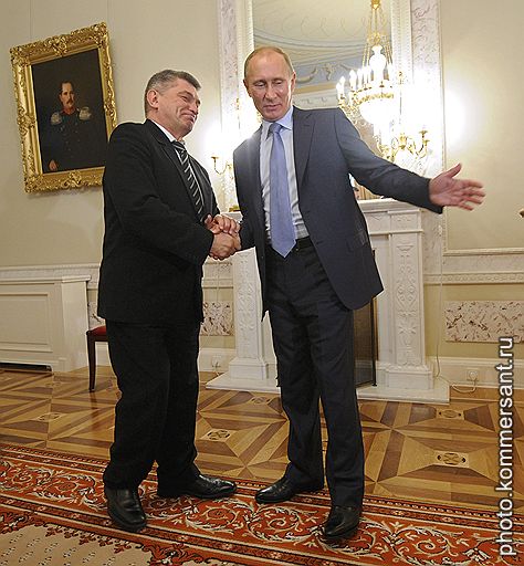 Кинорежиссер Александр Сокуров (слева) и председатель правительства России Владимир Путин (справа) во время встречи в Константиновском дворце