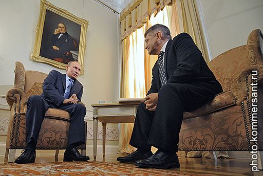 Председатель правительства России Владимир Путин (слева) и кинорежиссер Александр Сокуров (справа) во время встречи в Константиновском дворце
