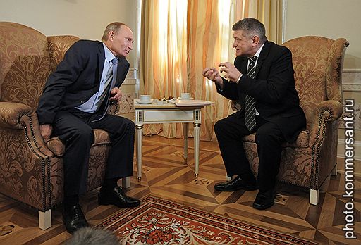 Председатель правительства России Владимир Путин (слева) и кинорежиссер Александр Сокуров (справа) во время встречи в Константиновском дворце