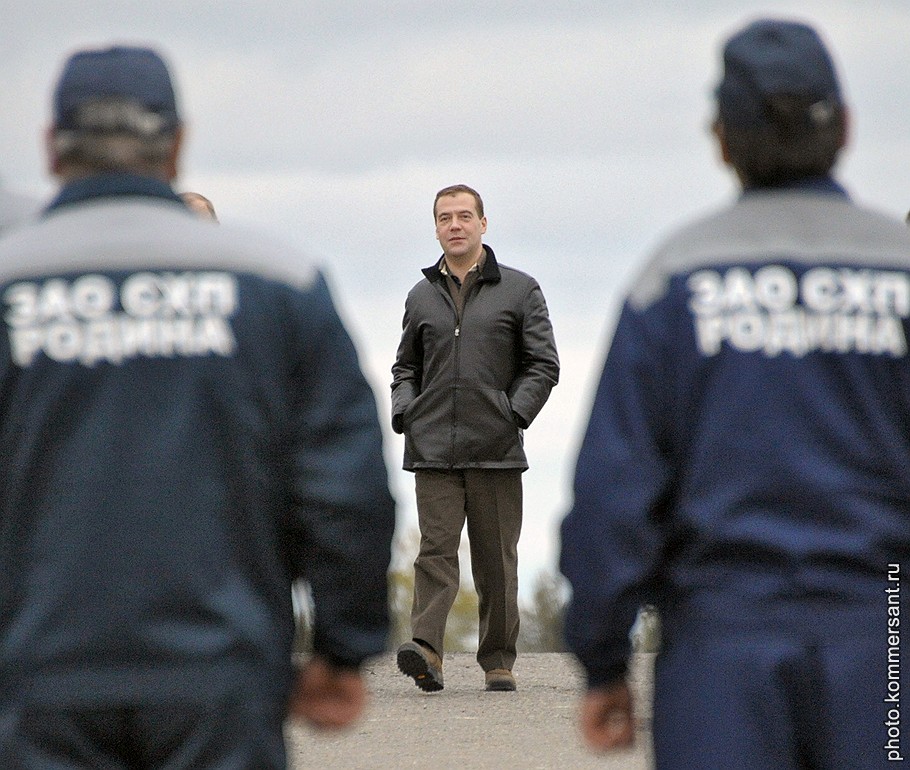 Президент России Дмитрий Медведев (в центре) во время рабочей поездки в Ставропольский край посетил сельскохозяйственное предприятие &amp;quot;Родина&amp;quot;
