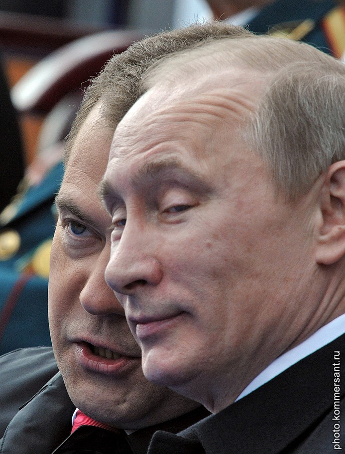 Президент России Дмитрий Медведев (слева) и председатель правительства России Владимир Путин (справа)