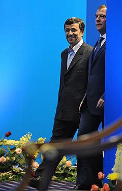 Президент Ирана Махмуд Ахмадинежад (слева) и президент России Дмирий Медведев (справа) 