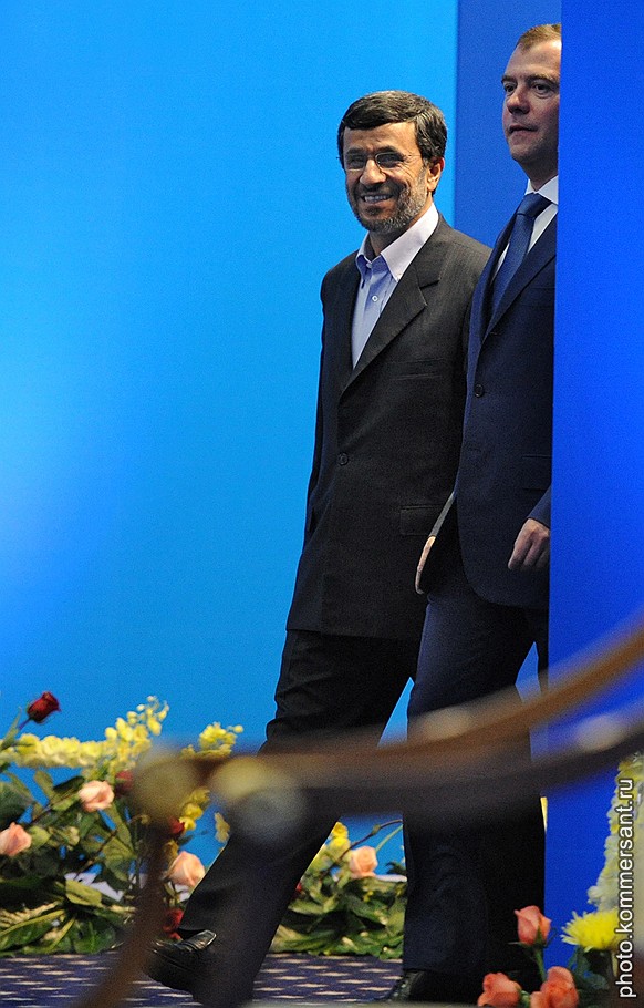 Президент Ирана Махмуд Ахмадинежад (слева) и президент России Дмирий Медведев (справа) 